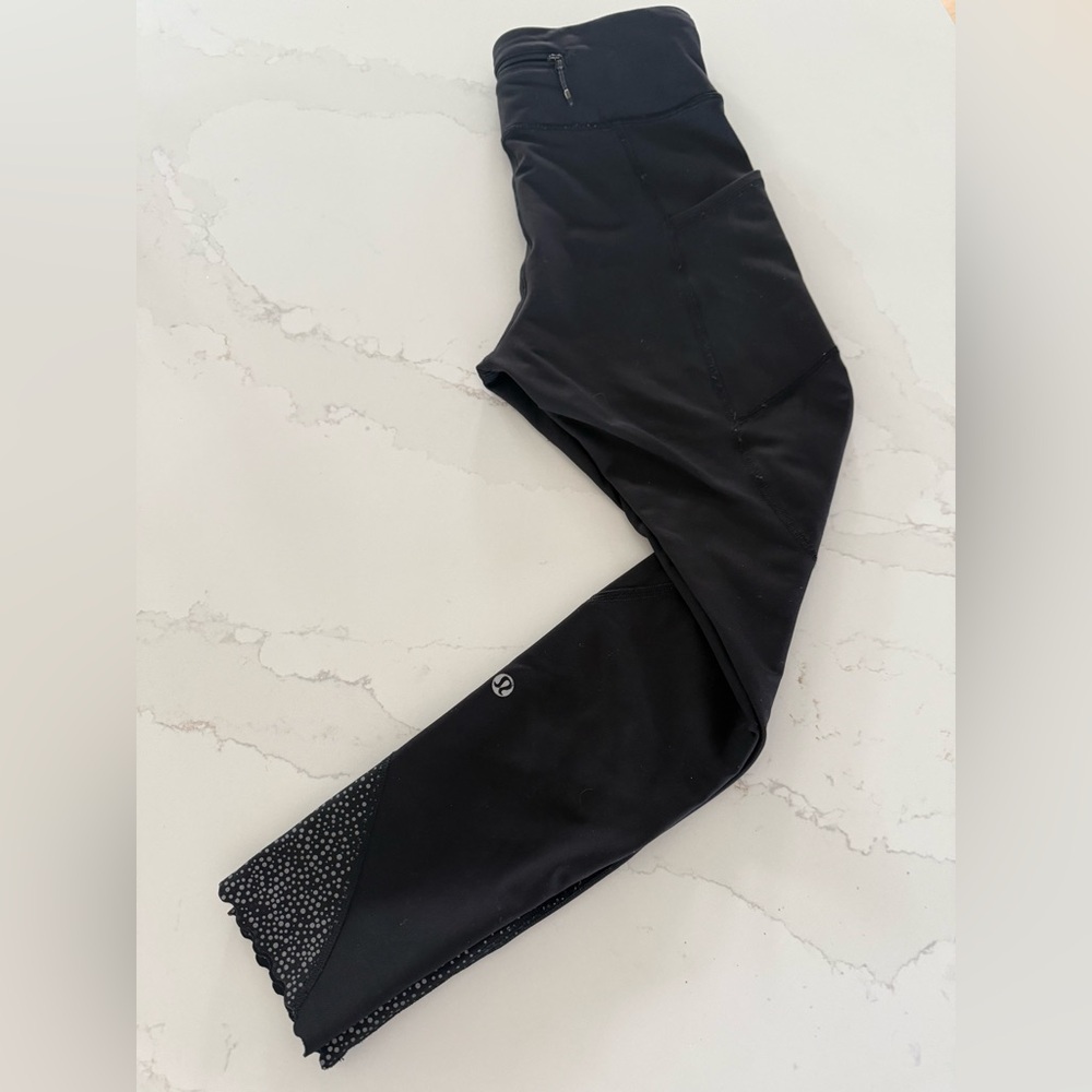 Lululemon Scallop Hem Reflective Dot Legging. Black. Size 4.